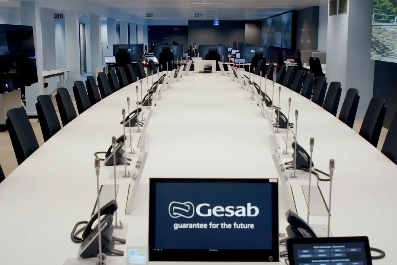 Centro de control Safe.Brussels mesa de reuniones multimedia avanzada